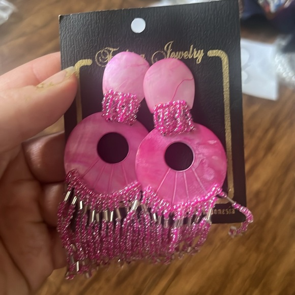 Pink shell and beads earring - Picture 2 of 3